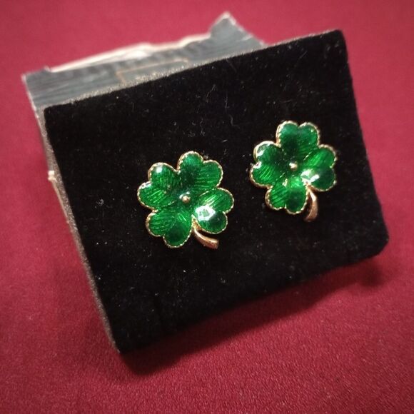 🎉HOST PICK🎉NWT and box Avon Lucky Clover pierced earrings - Picture 5 of 5